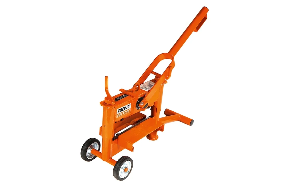 Oranger Platten- und Klinkerschneider auf weißem Hintergrund.